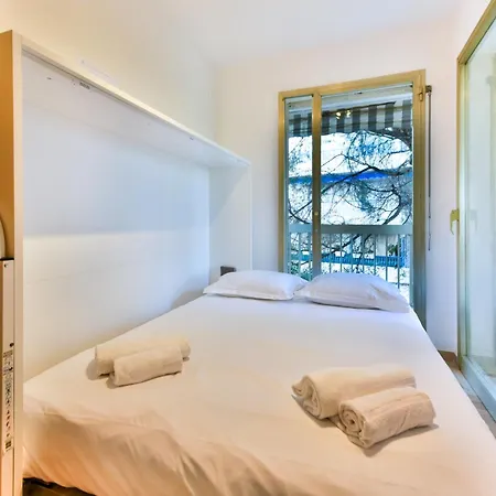 L'esterel Avec Grand Balcon Vue Apercu Et Piscine Cannes